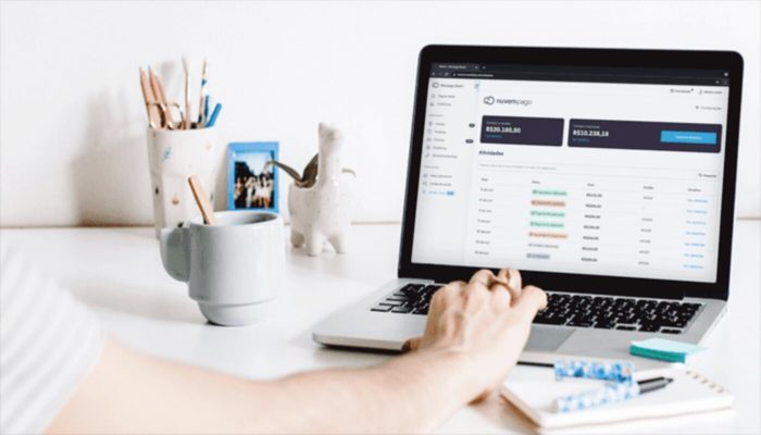 Nuvem Pago: o que é, como funciona e quais as vantagens? Imagem mostrando um lojista configurando o Nuvem Pago em sua loja virtual
