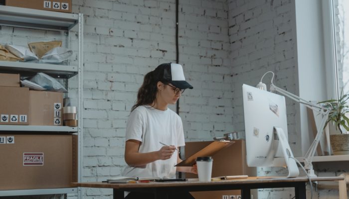 Como usar os tipos de CRM no seu negócio? Imagem mostrando uma mulher trabalhando com um desktop representando os tipos de CRM.