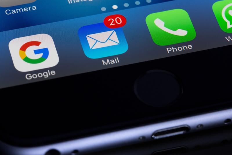 pantalla de celular con correos de email marketing