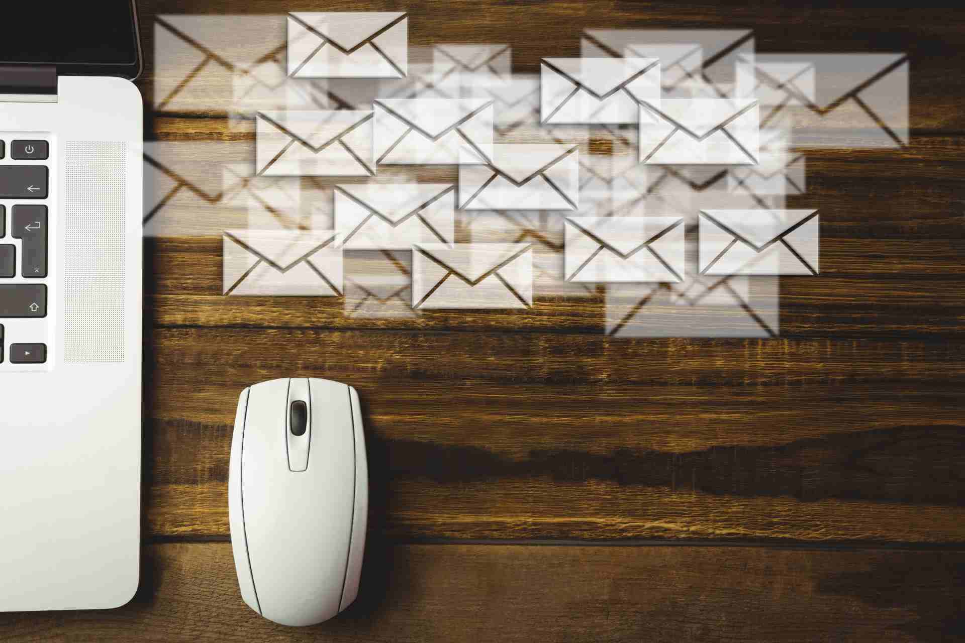 mouse y computadora con sobres para email marketing