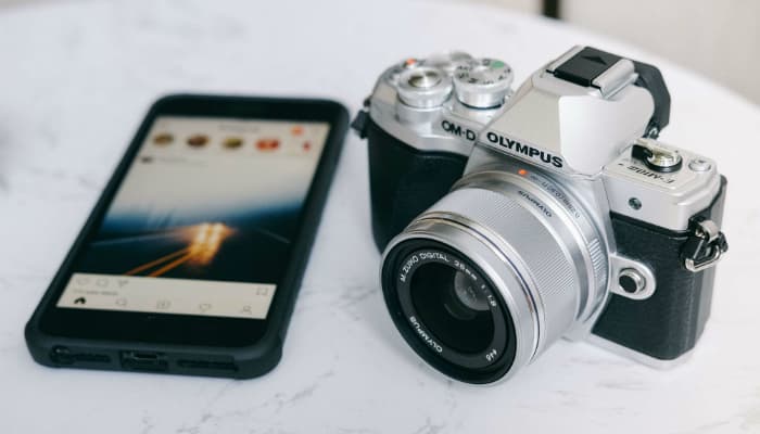 Smartphone e câmera analógica representam ferramentas para instagram