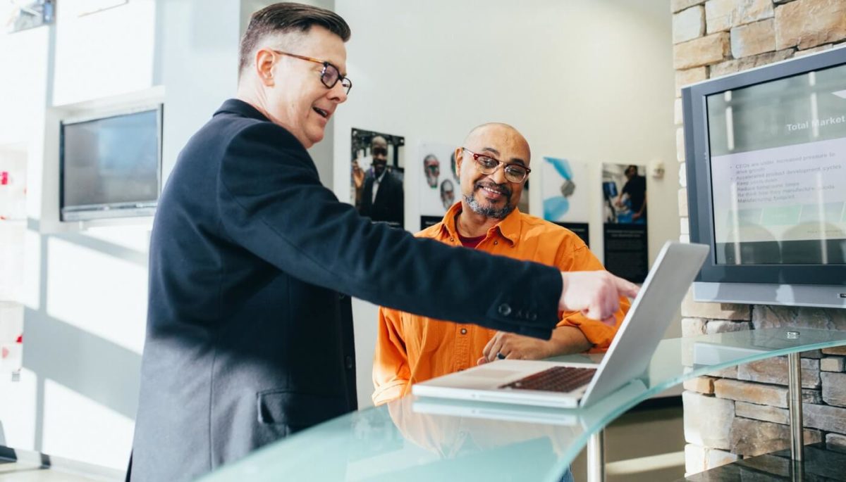 Imagem mostra um vendedor conversando com o cliente simbolizando táticas para ter sucesso em vendas