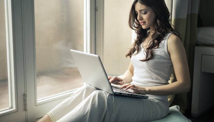 Mujer viendo en su computadora cómo usar Mercado Pago para cobrar