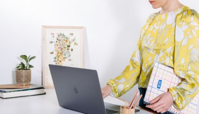 Mujer mirando en su computadora nombres para una tienda online