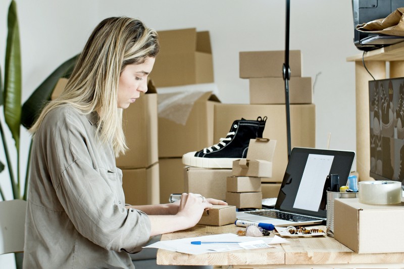 mujer prepara envíos para distintos tipos y sistemas de ventas