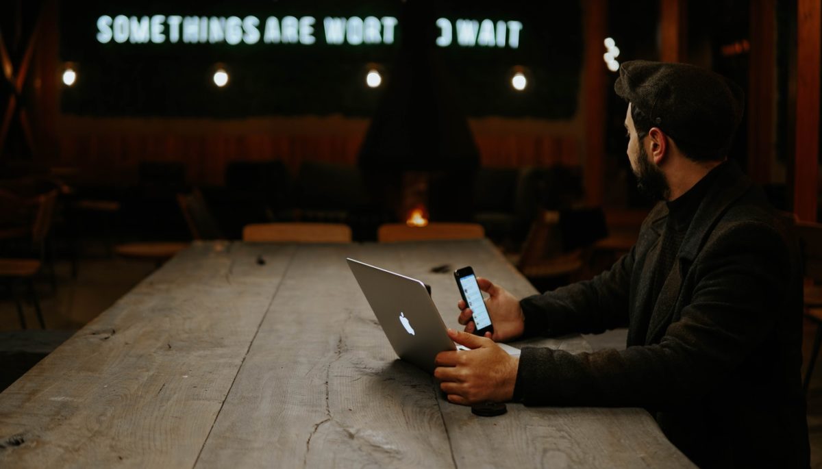 Imagem mostrando uma pessoa trabalhando com um laptop, representando o uso da biblioteca de anúncios.