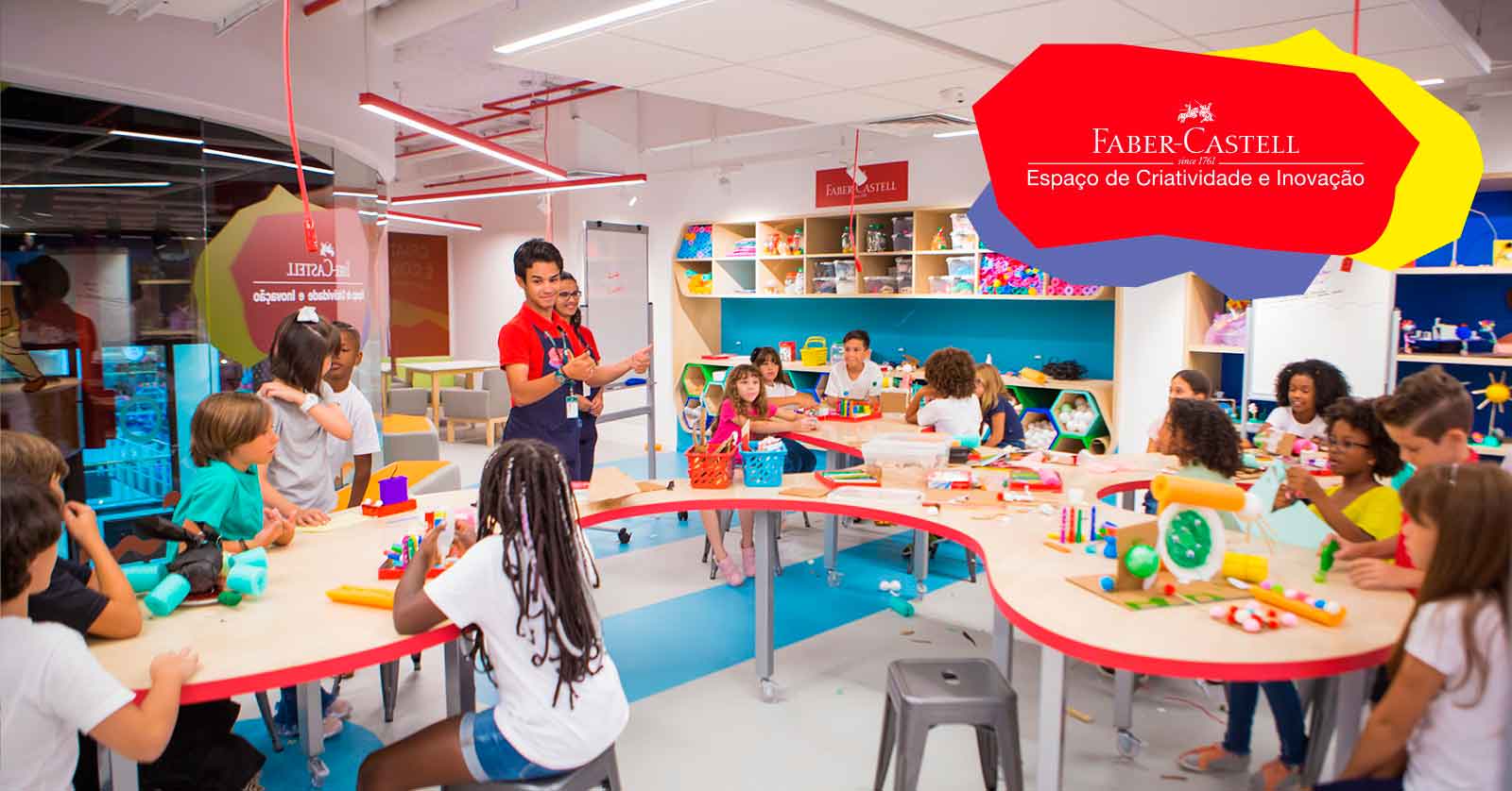 crianças brincam em espaço de criatividade da Faber Castell inspirado pelo design thinking