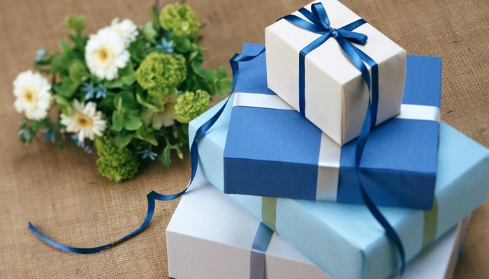 Cajas blancas, azules y celestes apiladas para ideas de packaging