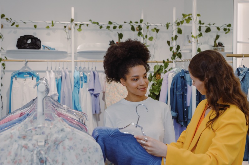 vendedora de ropa aplica la psicología del consumidor