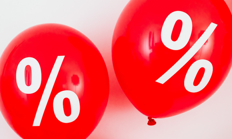 Dos globos rojos con símbolo de porcentaje