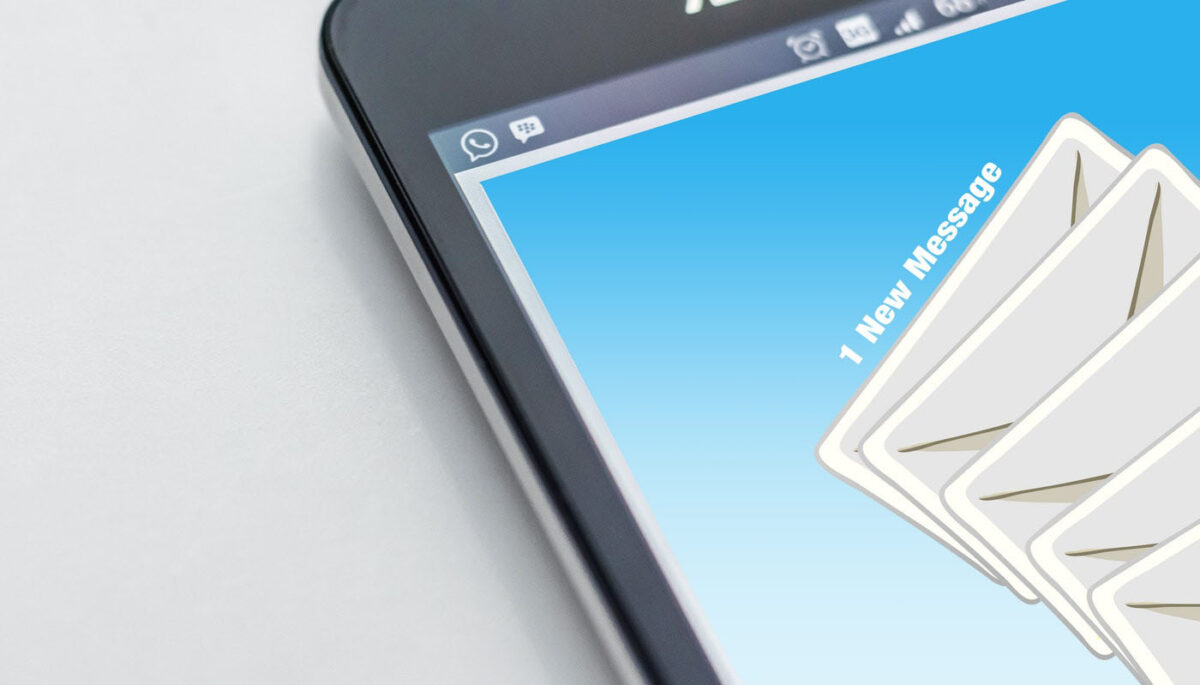 Tela de smartphone mostrando envelopes representa a automação de emails