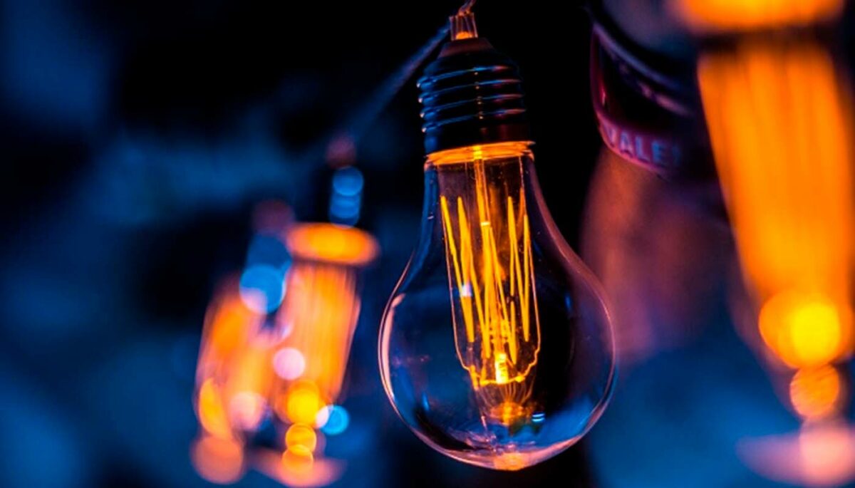 Imagem focada em uma lâmpada acesa representando brand awareness