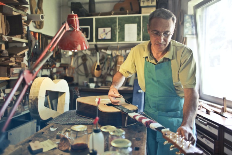 hombre fabricando guitarras dentro de la clasificación de empresas en méxico