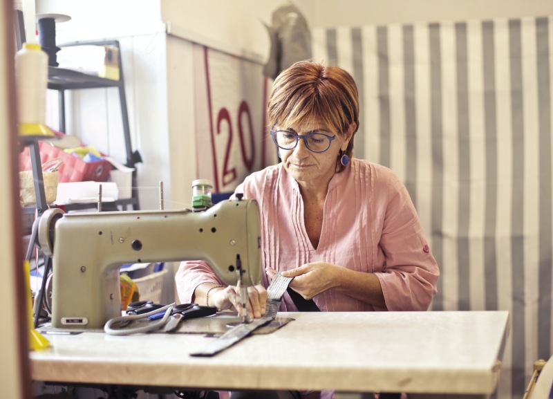 mujer trabaja en taller de costura como parte de la clasificación de las empresas por tamaño