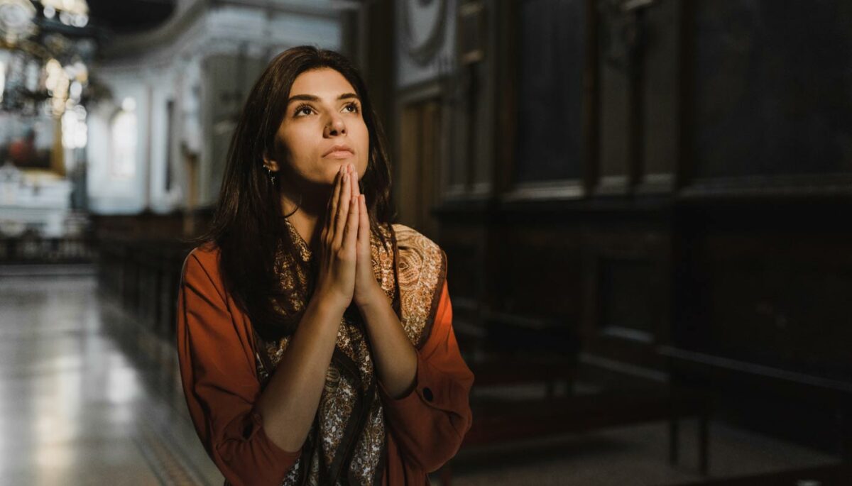 mulher orando representa como criar uma loja de artigos religiosos