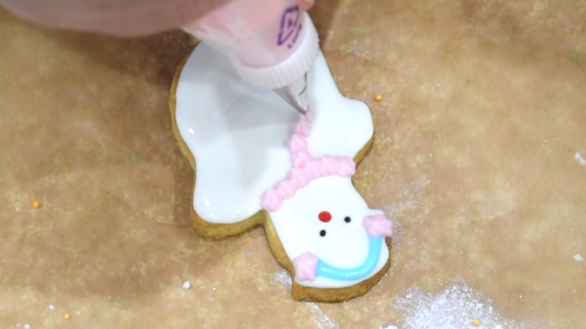 Finalização com glacê mostra como fazer biscoitos decorados para vender
