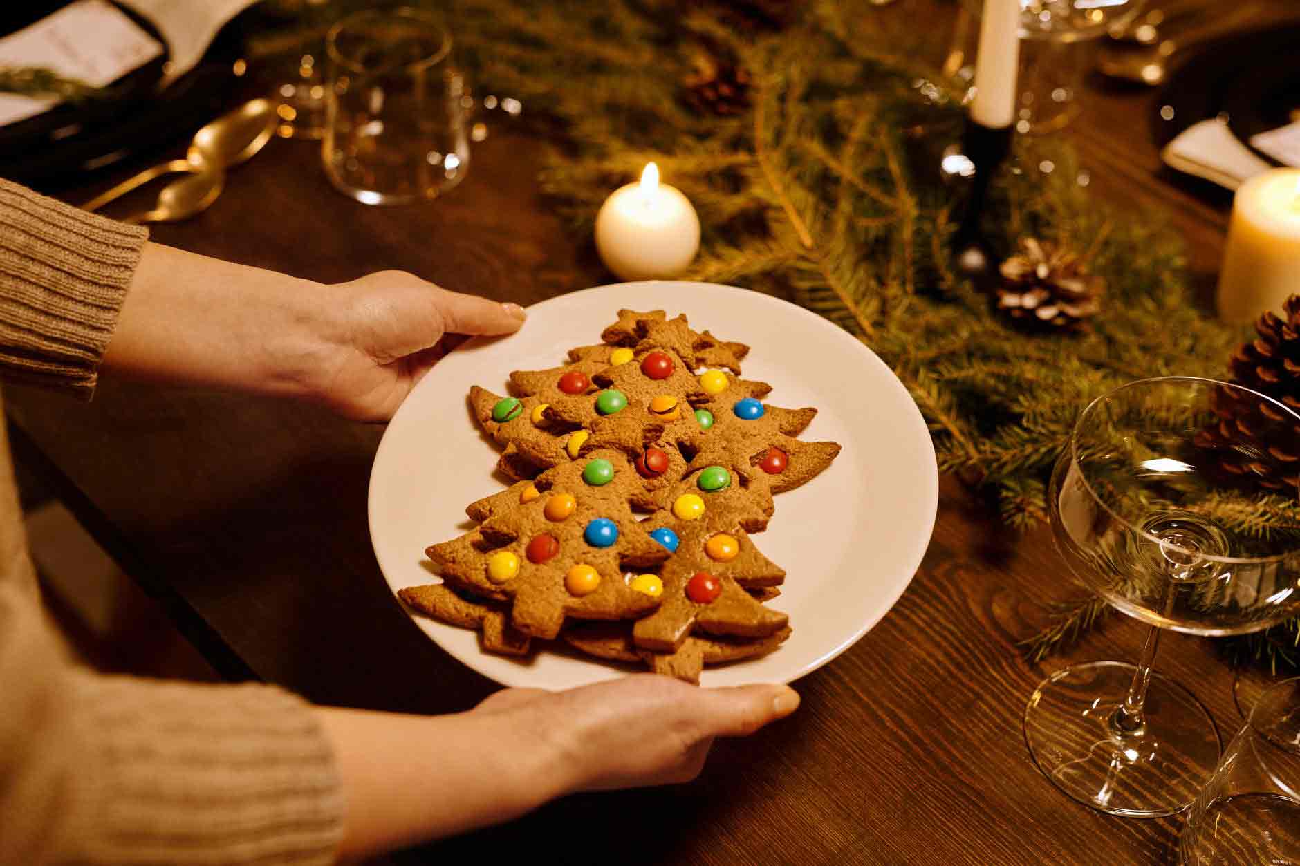 Confeitos coloridos sobre biscoitos decorados