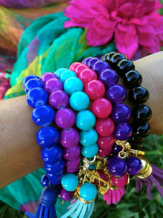 pulseira de miçangas coloridas brilhantes