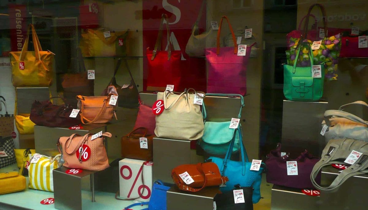 Vitrine com várias bolsas mostrando como montar uma loja de bolsas
