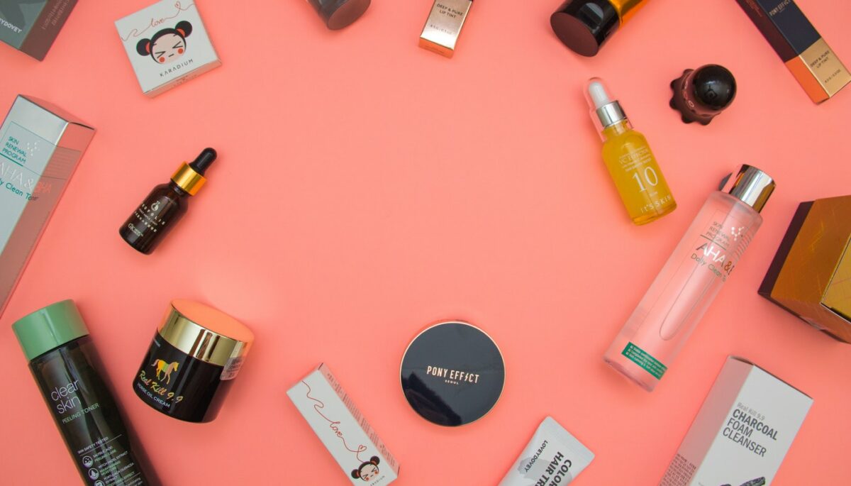 Imagem mostrando vários produtos de beleza para mostrar como abrir uma loja de cosméticos