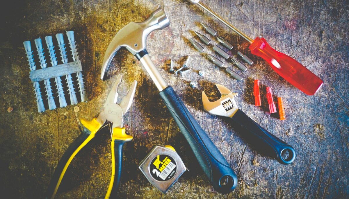 Imagem mostrando ferramentas sobre uma mesa, representando como montar uma loja de materiais de construção.