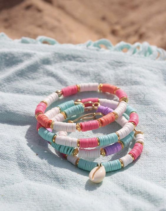 Três pulseiras em um pano na praia