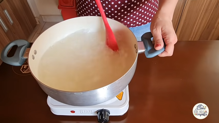 para fazer detergente caseiro, é preciso misturar o sabão ralado em uma panela de água quente, como mostra na imagem