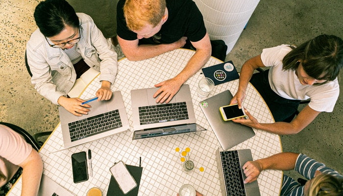 Imagem mostrando uma equipe de profissionais trabalhando, representando as estratégias de MQ e SQL.