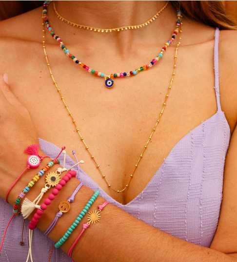 Mulher posando com pulseiras e colares