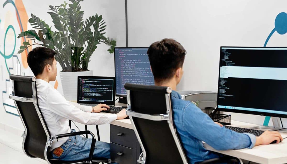 Colaboradores usam o sistema CRM no escritório