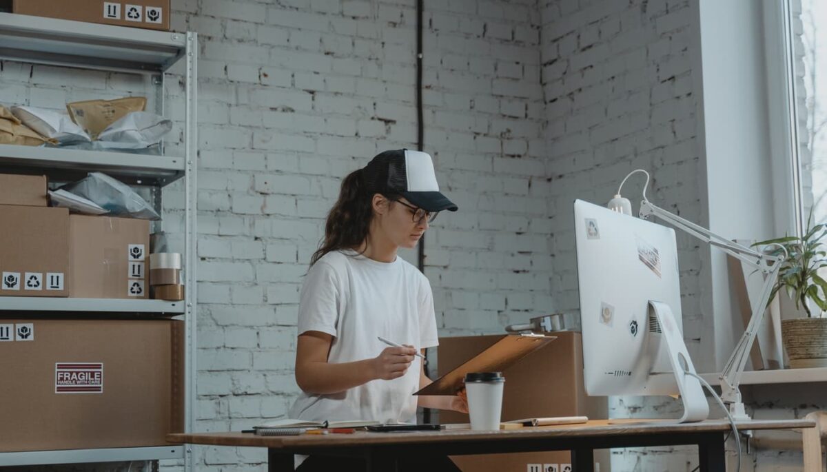 Imagem mostrando uma mulher trabalhando com um desktop representando os tipos de CRM.