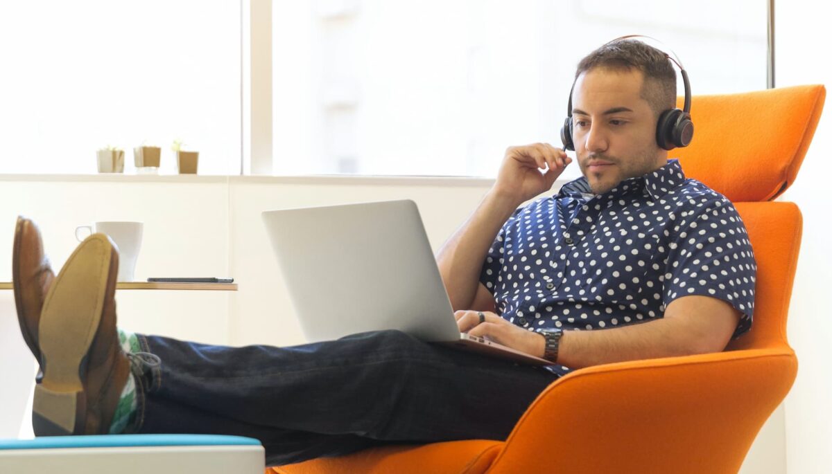 emprendedor trabajando su negocio online desde el sofá