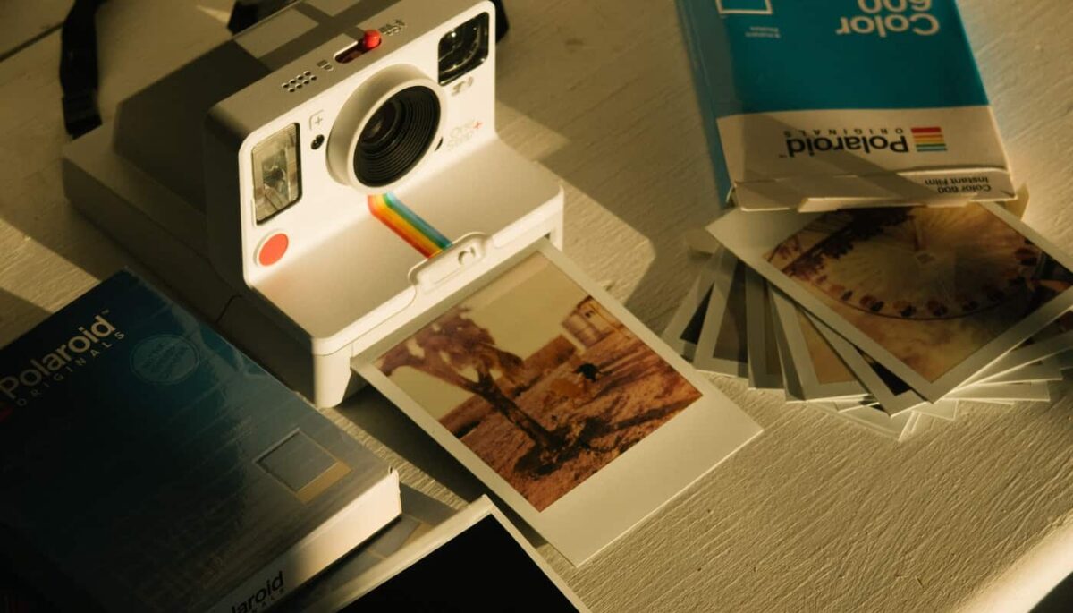 Imagem de uma câmera instantânea mostrando como fazer Polaroid para vender