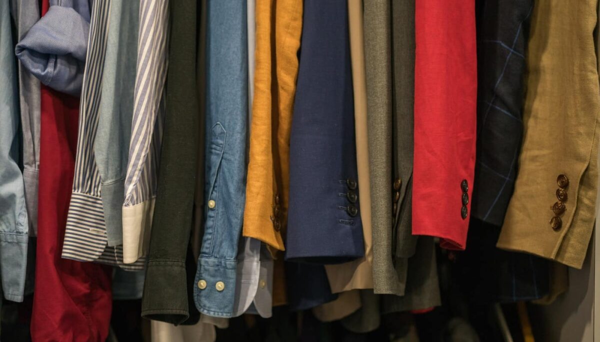 Imagem mostrando um estoque de camisetas, representando os fornecedores de roupa.