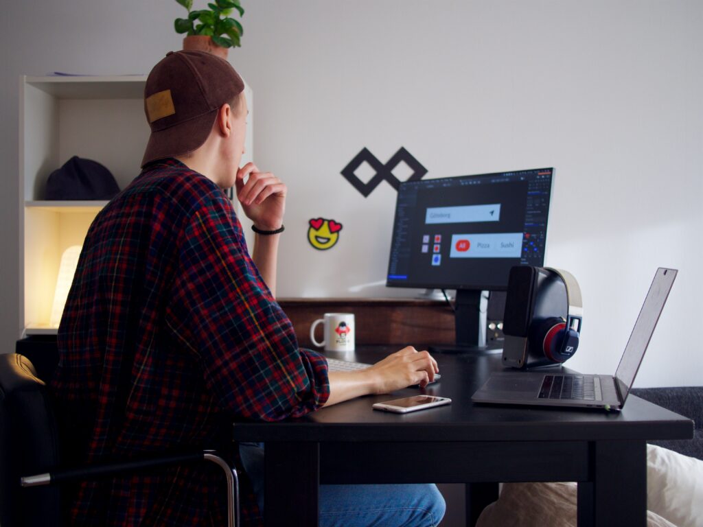 imagem de homem trabalhando em computador como freelancer, outra opção de o que vender para ganhar dinheiro na internet 