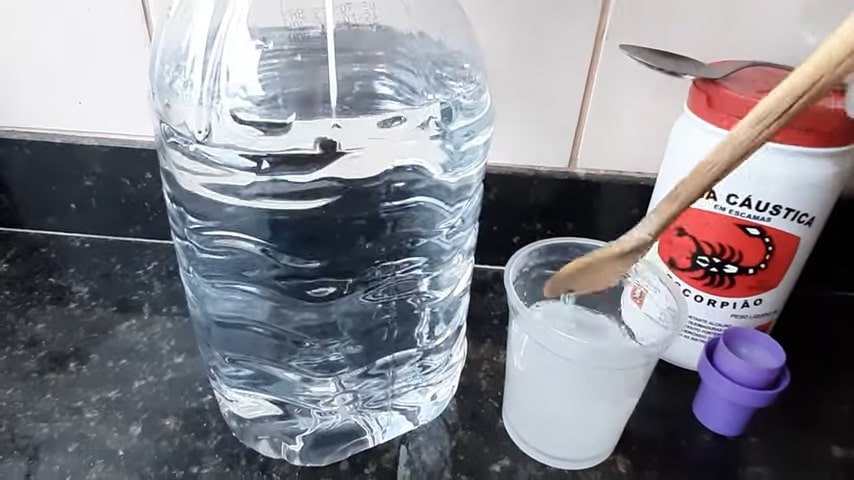 imagem de mulher misturando ingredientes do passo a passo de como fazer água sanitária com soda cáustica