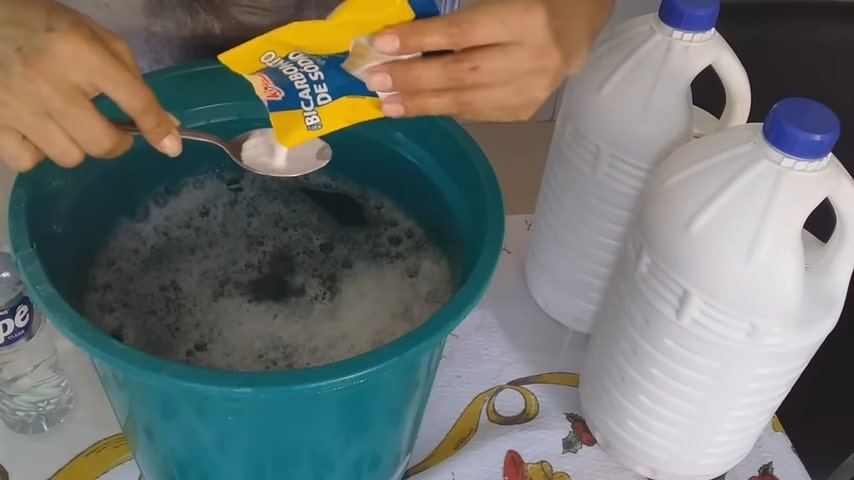 imagem de mulher colocado bicabornato de sódio em receita de água sanitária com cloro