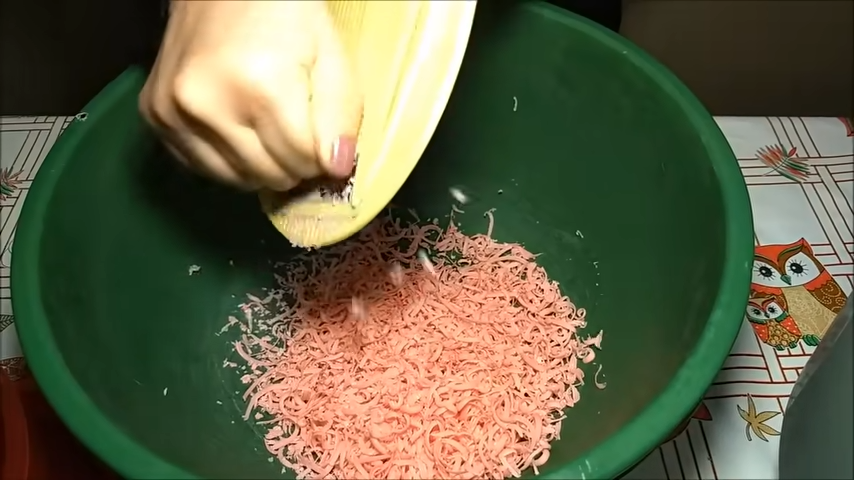 imagem de mulher ralando sabão de coco, um dos passo a passo de como fazer desinfetante 