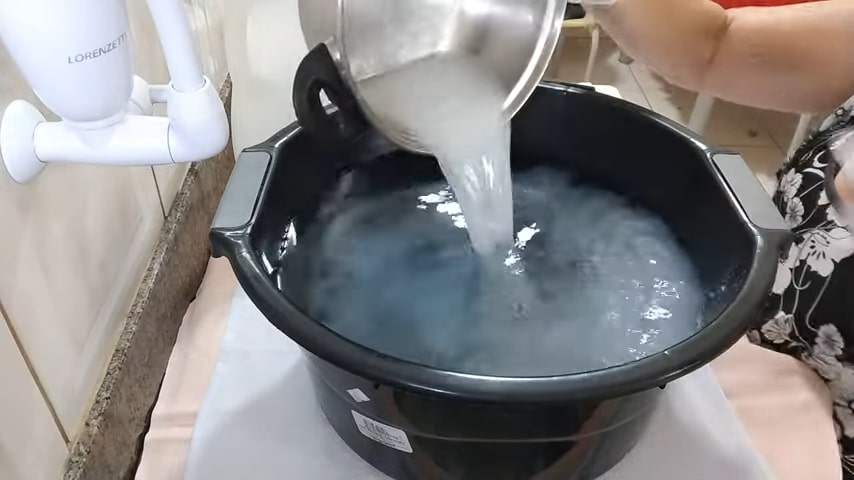 imagem de mulher acrescentando cloro granulado em receita de água sanitária