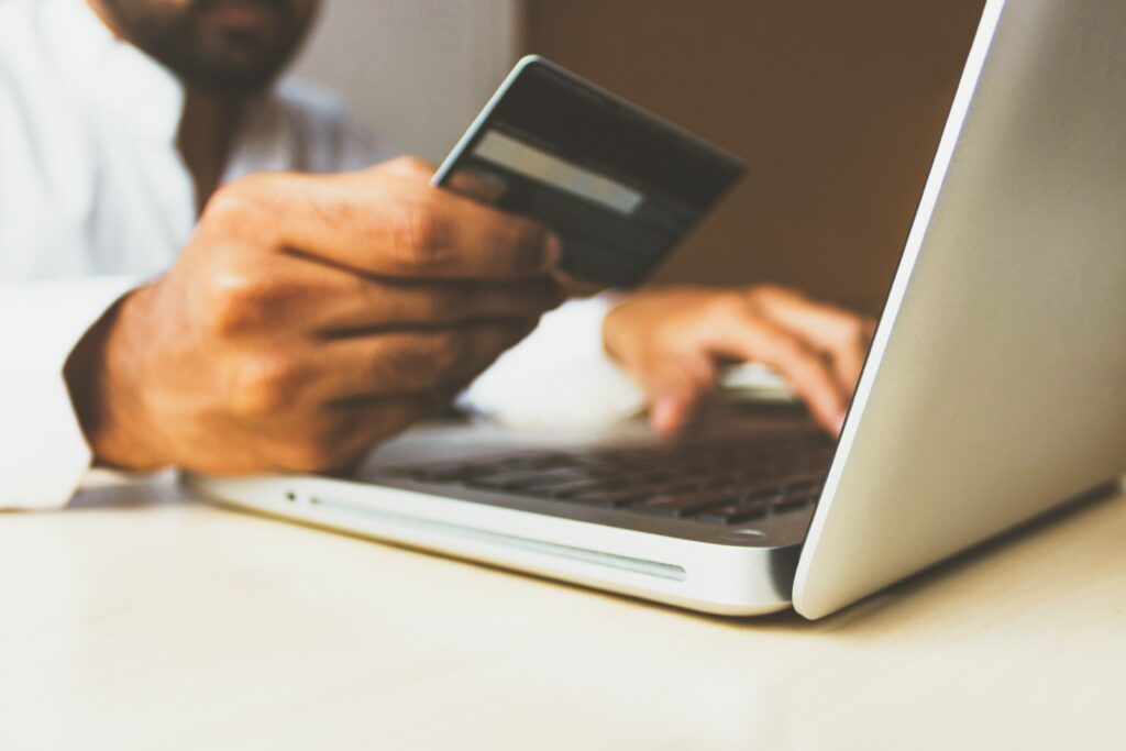 imagem de pessoa cadastrando um cartão de crédito para compra em marketplace, outra opção sobre o que vender na internet