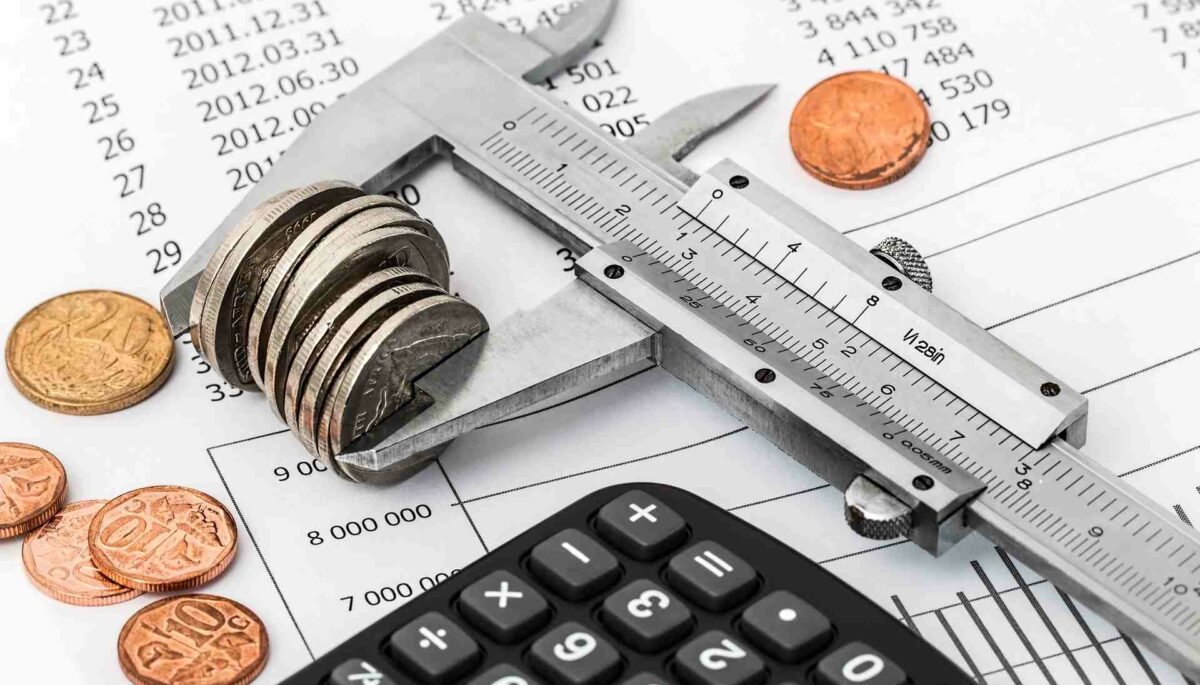 calculadora y hojas para calcular el presupuesto operativo