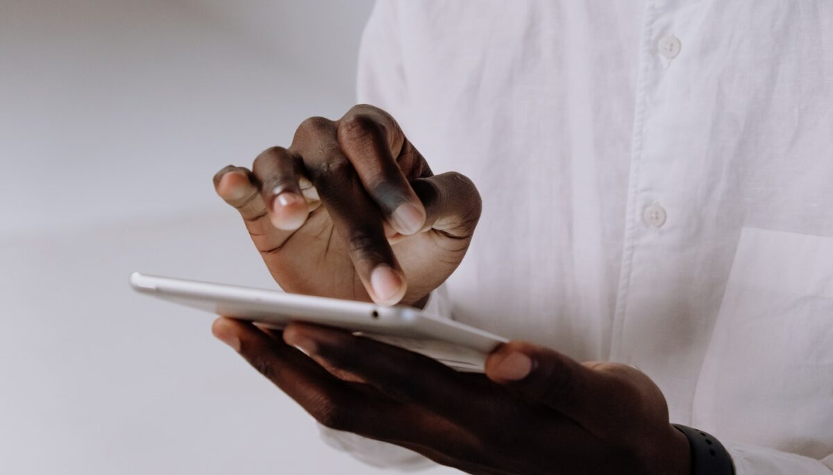 Imagem mostrando uma pessoa enviando mensagens por um tablet, representando o direct Instagram.