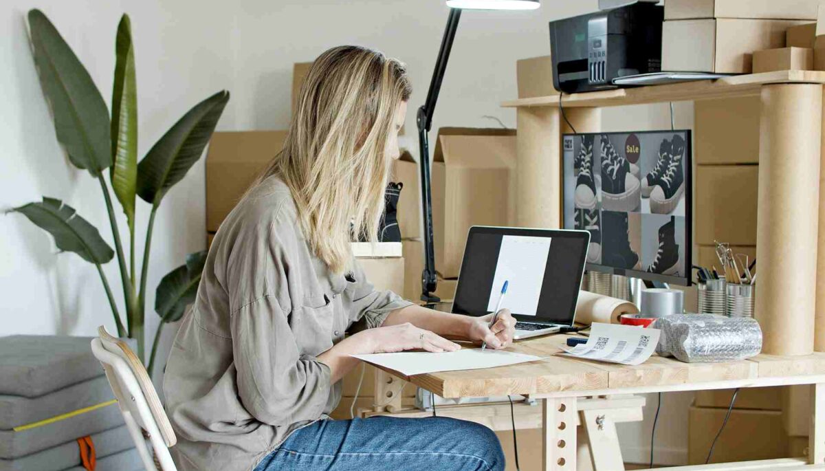 mujer usa su computadora para aplicar la fórmula de costo de ventas