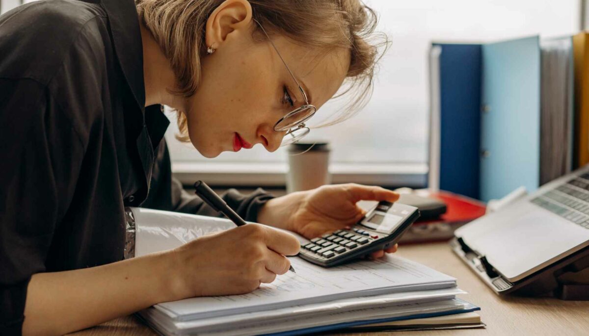 mujer organiza la contabilidad de una empresa para demostrar qué hace un contador
