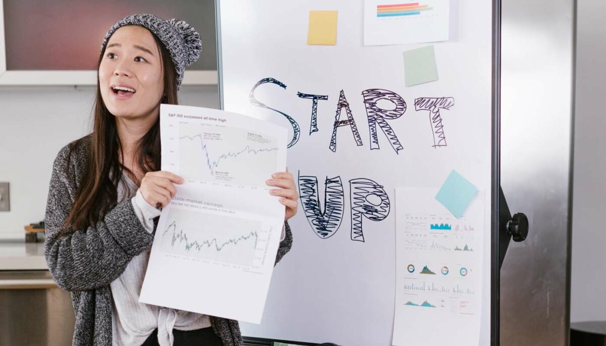 Jovem mostrando planos de startups baseados em tendências de empreendedorismo