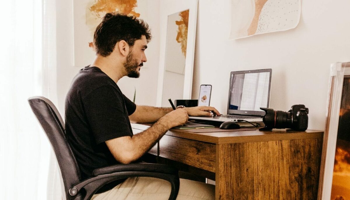homem em frente a um computador com um trabalho autônomo