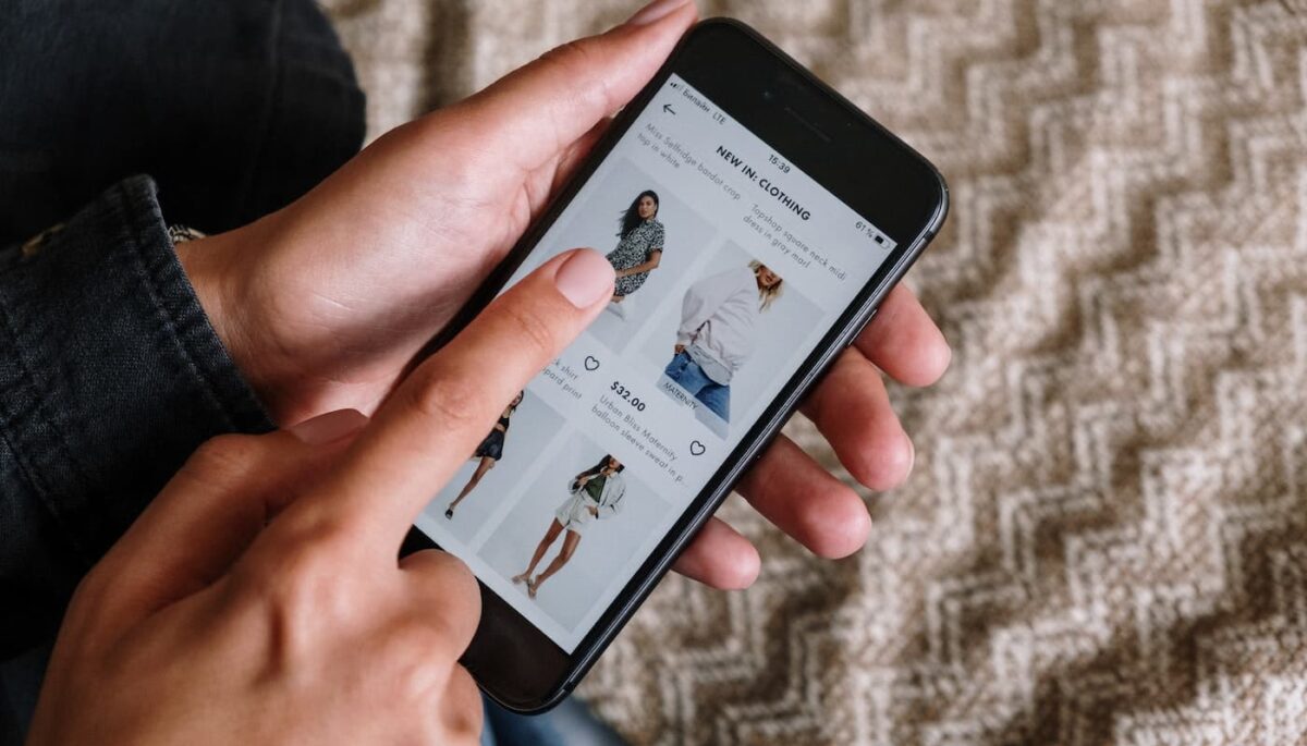 Imagem mostrando uma pessoa fazendo compras pelo celular, representando como vender pelo Instagram.