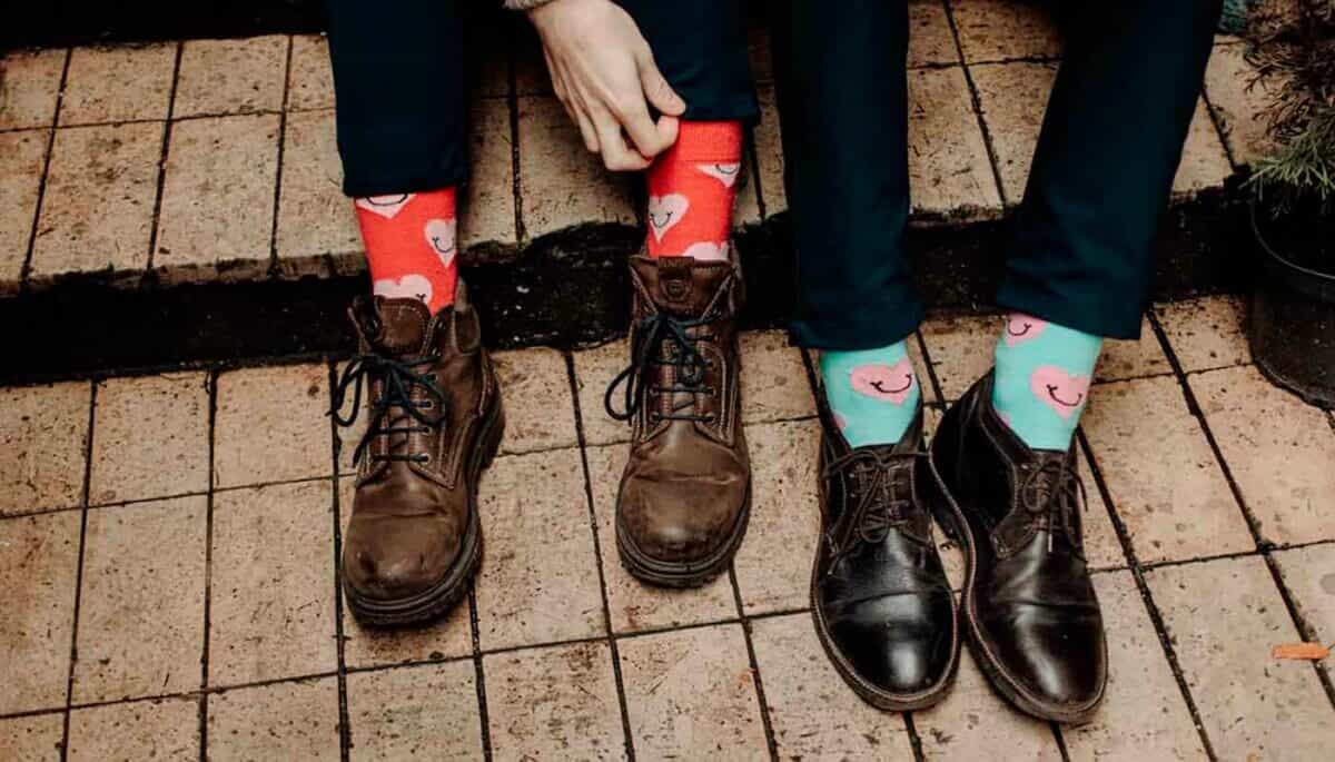 Imagem de dois rapazes sentados usando meias, representando como fazer meias para vender