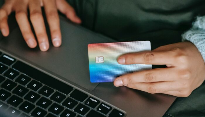 Maneja las finanzas de tu negocio con una tarjeta de débito