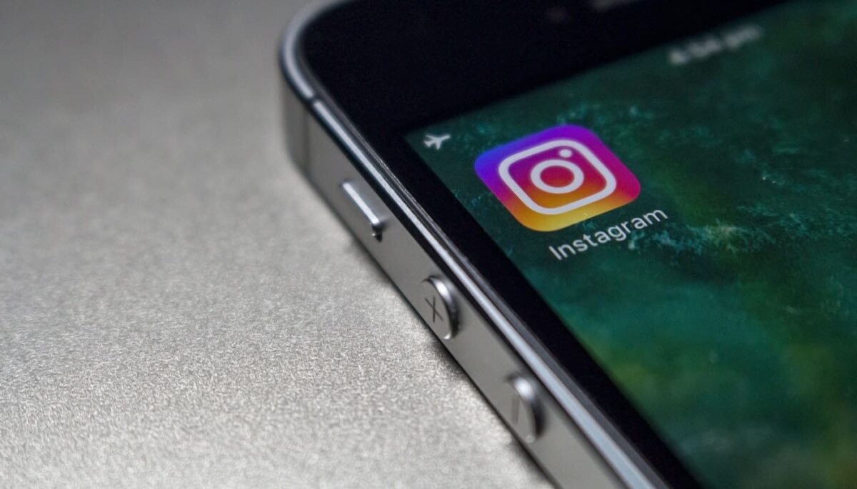Imagem mostrando o logotipo do Instagram em um smartphone, representando como atrair clientes no Instagram.